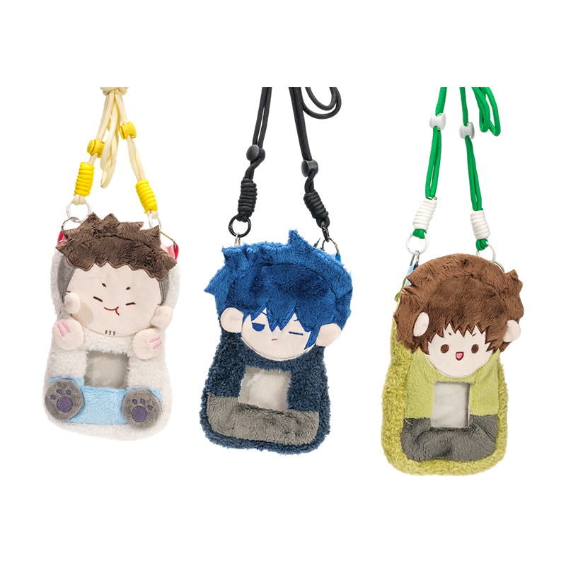 Portacarte in peluche con figure iconiche